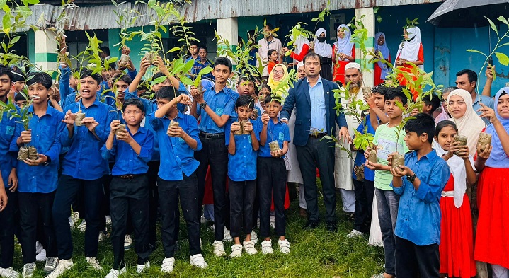 সাভারের ইউএনও’র উদ্যোগে একদিনে ১ লাখ গাছের চারা রোপণ
