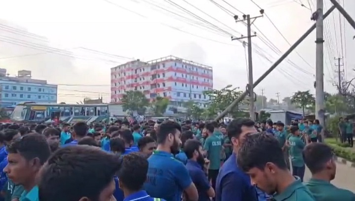 সাভারে ধর্মঘটে ব্রিটিশ আমেরিকান টোবাকো কোম্পানীর শ্রমিকরা