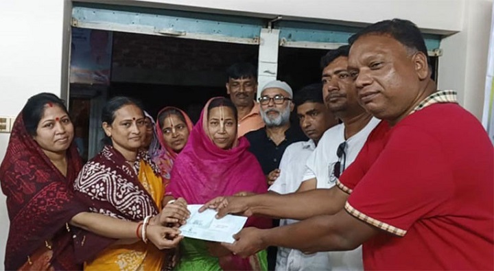 আশুলিায় ২৬টি দূর্গা পূজা মন্দিরে আর্থিক সহায়তা প্রদান