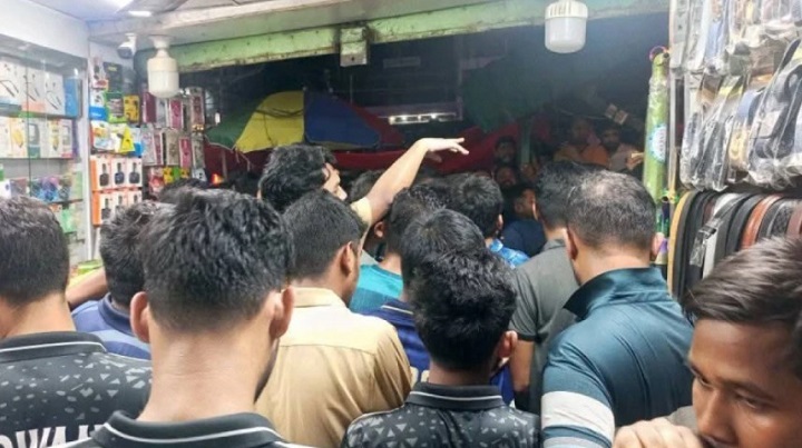 সাভারে ব্যবসা প্রতিষ্ঠানে অবরুদ্ধ জাবির ৫ শিক্ষার্থীকে উদ্ধার করল যৌথ বাহিনী