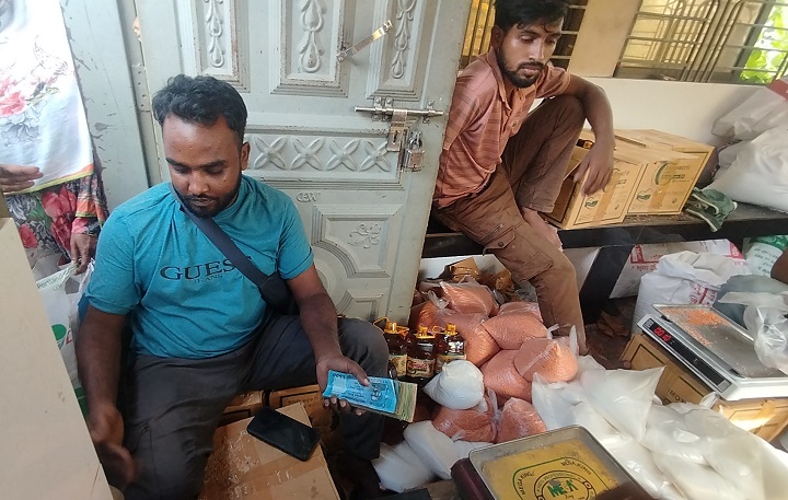 সাভারে টিসিবি ডিলার মেহেদী-লিপন ওজনে কম দিয়ে বেশি টাকা আদায় করছে