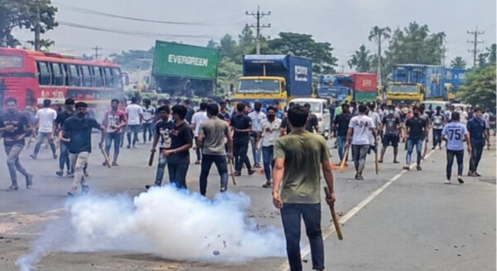 সাভারে ককটেল ফাঁটিয়ে নিষিদ্ধ ছাত্রলীগের ঝটিকা মিছিল, আটক ২