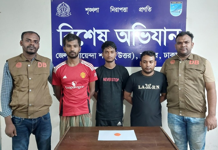 সাভারে ডিবির অভিযানে গ্রেপ্তার ৮, ইয়াবা-ল্যাপটপ ও মোবাইল উদ্ধার
