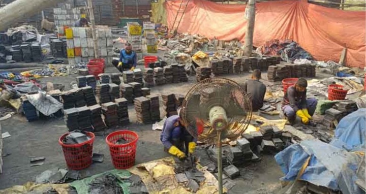 আশুলিয়ায় ভ্রাম্যমান আদালতের অভিযানে অবৈধ কারখানা সিলগালা